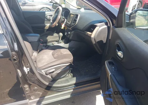 2017 Jeep Cherokee Latitude 4X4 z USA, uszkodzony, nr VIN 1C4PJMCS4HW646277